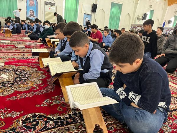 تلاوت آیات نور بخش قرآن در ایام بهار قرآن 