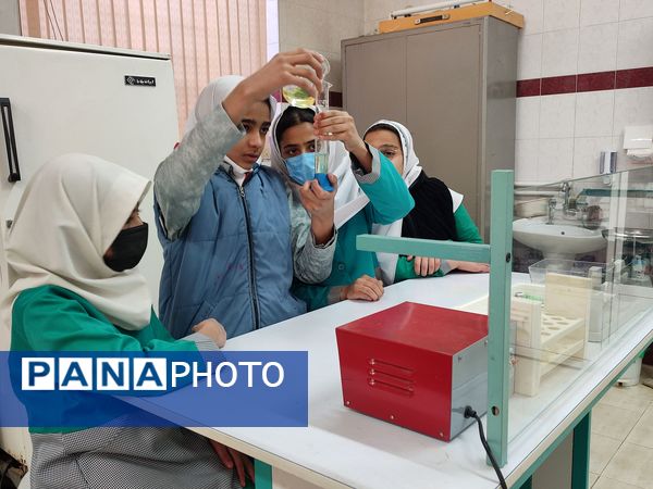 بازدید دانش‌آموزان مدرسه شکوفه‌های انقلاب از پژوهش‌سرای رازی