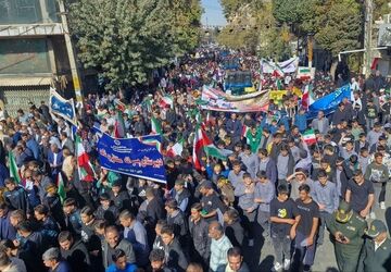 نمایش شور و بصیرت دانش‌آموزان ورامین در مراسم روز دانش‌آموز