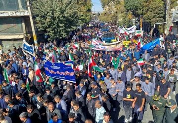 نمایش شور و بصیرت دانش‌آموزان ورامین در مراسم روز دانش‌آموز