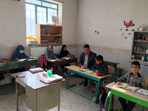 بازدید معاون آموزشی اداره آموزش و پرورش شهرستان خاتم از مدارس روستای خوانسار 