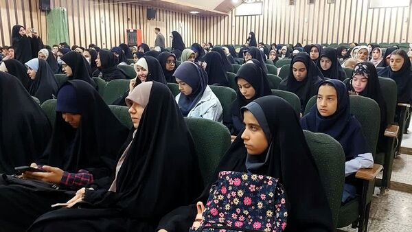 تقدیر از دانش‌آموزان و فرهنگیان البرز در مسابقات قرآن،عترت و نماز در کانون امام علی (ع) 