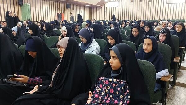 تقدیر از دانش‌آموزان و فرهنگیان البرز در مسابقات قرآن،عترت و نماز در کانون امام علی (ع) 