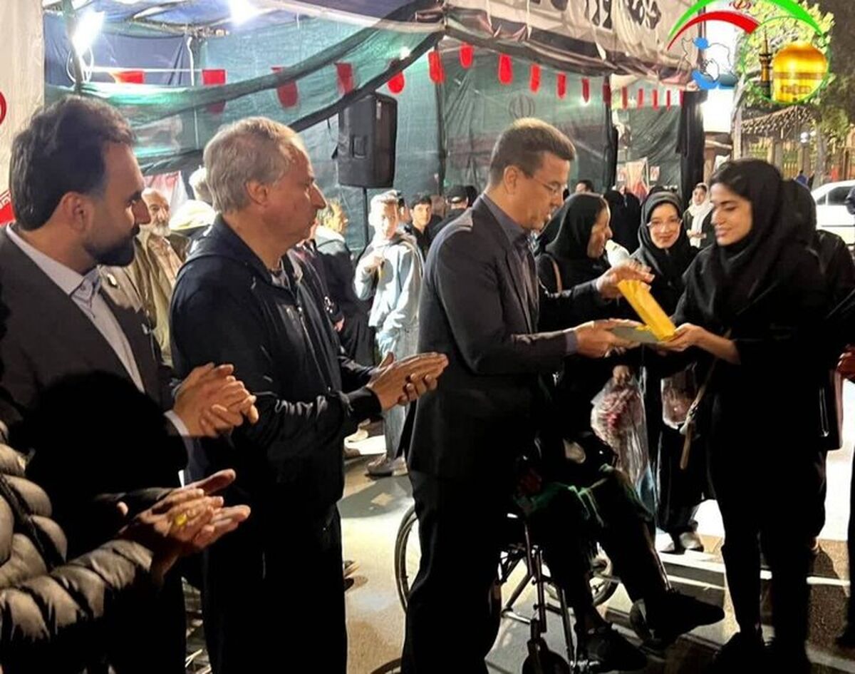 دختر کاراته‌کا ناشنوا مدال طلا خود را به دختران شهید شجره طیبه میناب اهدا کرد