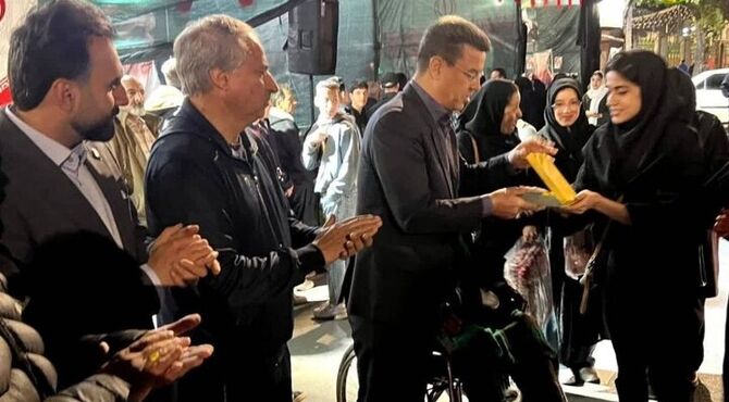 دختر کاراته‌کا ناشنوا مدال طلا خود را به دختران شهید شجره طیبه میناب اهدا کرد