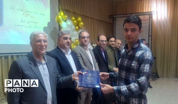 مرند به افتخار نخبگانش ایستاد