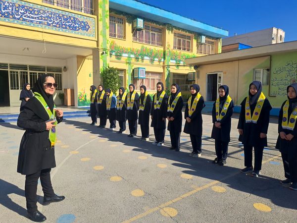 آموزش دوره پیشتازان در دبیرستان دخترانه علی افشار‌نژاد