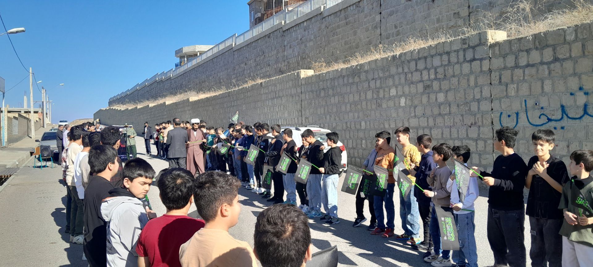 دانش‌ آموزان خداآفرین در سوگ مادرِ ایمان عزاداری خیابانی برپا کردند