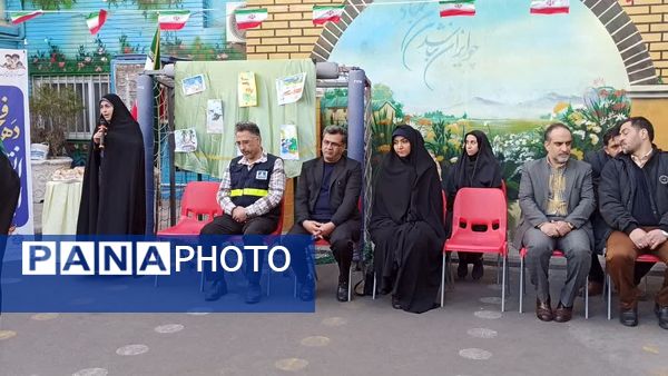 برافراشته شدن پرچم ایران در اداره آموزش و پرورش منطقه ۱۰