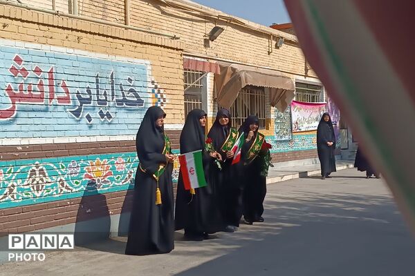 وداع دانش‌آموزان با شهید گمنام در مدرسه شاهد صدیقه طاهره (س)