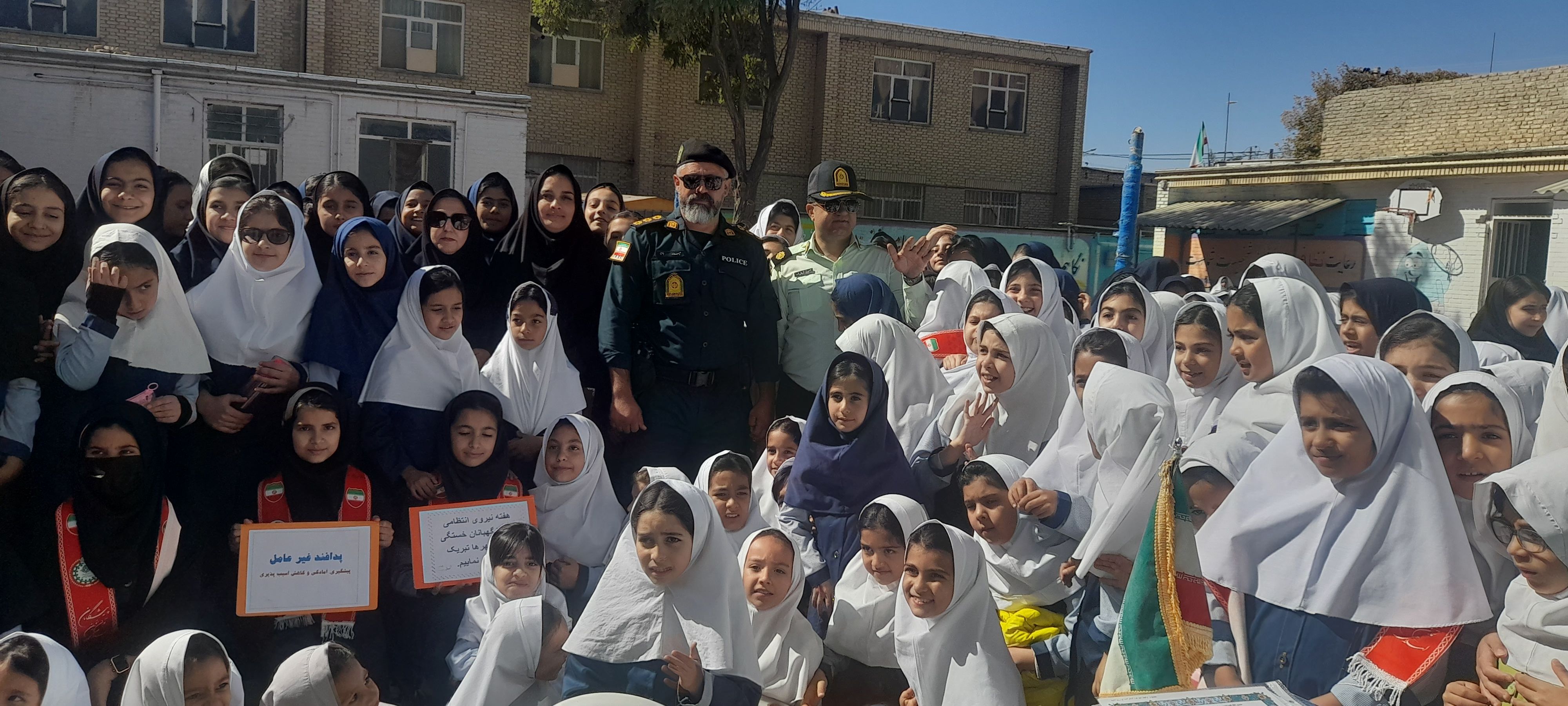 بازدید سبزپوشان نیروی انتظامی با دانش‌آموزان مدرسه ربابه هاشمیان یزدی