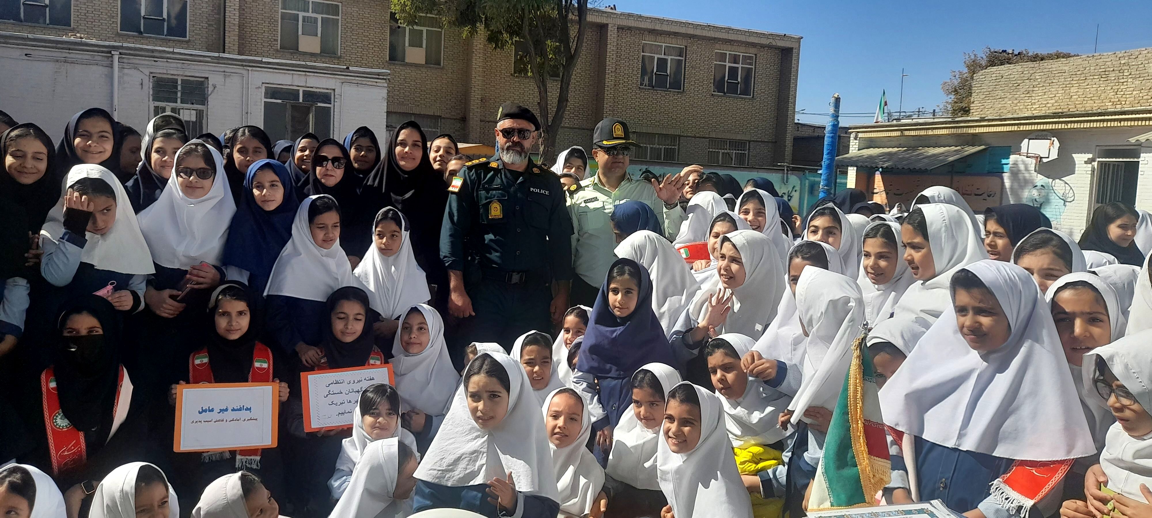 بازدید سبزپوشان نیروی انتظامی با دانش‌آموزان مدرسه ربابه هاشمیان یزدی