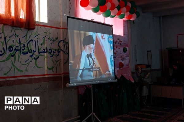 نمایشگاه مدرسه انقلاب در دبیرستان جوادالائمه بهارستان‌دو