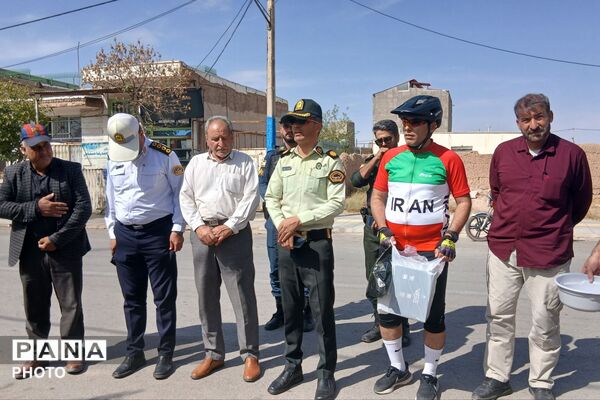 رکاب‌زنی دوچرخه سواران همزمان با گرامیداشت هفته نیروی انتظامی و روز جهانی کودک