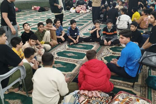 اعتکاف دانش آموزی در مسجد حضرت ابوالفضل قیامدشت