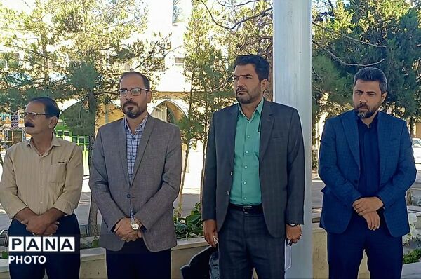 غبارروبی گلزار شهدای کوهپایه با حضور فرماندار و اعضای شورای اداری