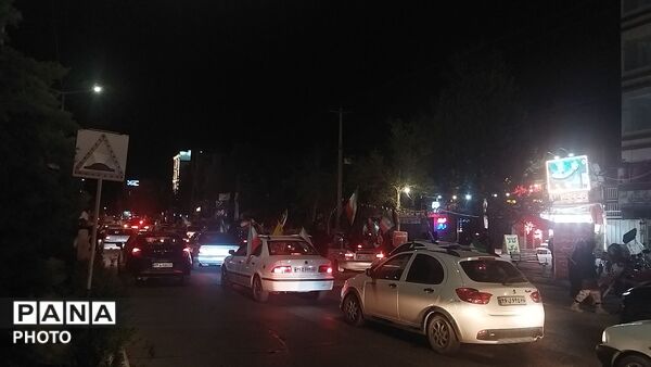 رژه ماشینی همچنان در بلوار فضل پایان ندارد 