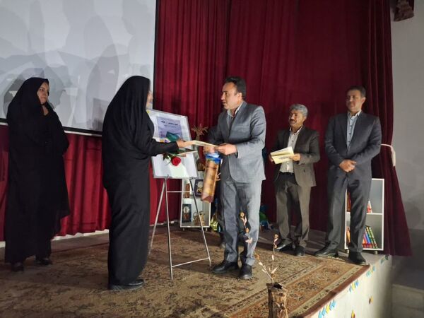 آیین رونمایی از کتاب راهنمای مدیر و معلم 