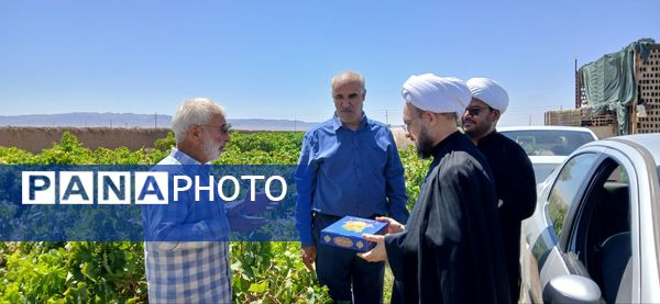 بازدید امام جمعه و رییس اداره کمیته امداد شهرستان خلیل‌آباد از کشاورزان 