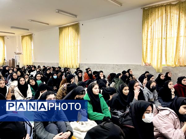 کارگاه آمادگی برای امتحانات نهایی در دبیرستان فاطمه الزهرا(س)