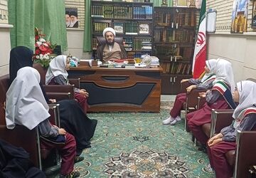 دیدار دانش‌آموزان دبستان ستایش با امام جمعه شهر اندیشه 