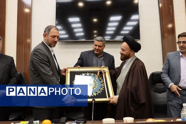 آوای خدمت در همایش تدبیر 