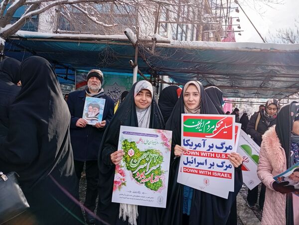 راهپیمایی ۲۲ بهمن در مشهد با حضور فرمانده واحدهای حوزه ۱۹ بسیج دانش‌آموزی منطقه تبادکان