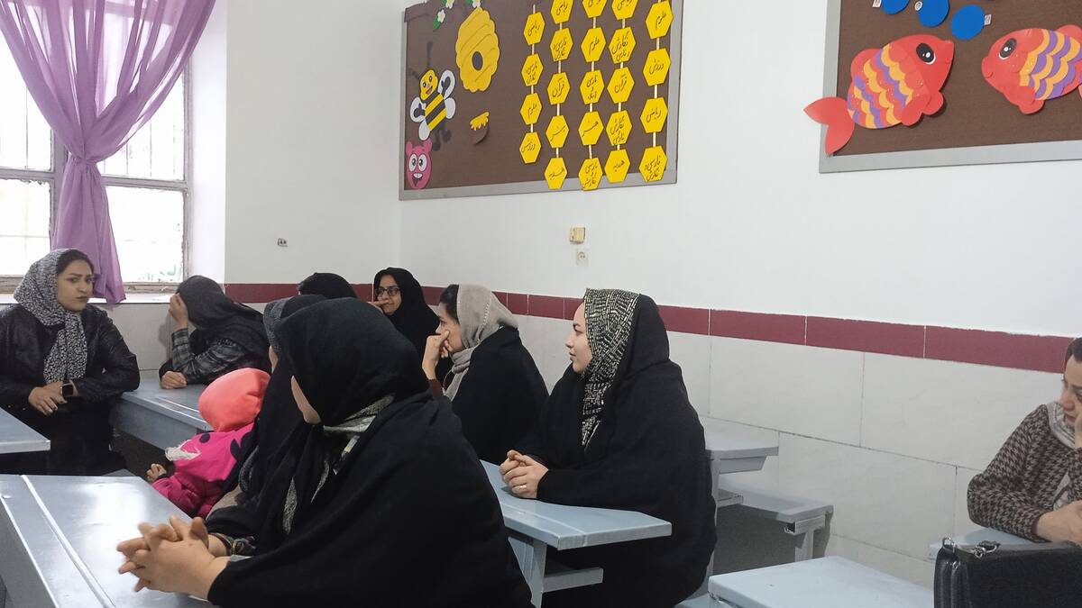 جلسه انجمن اولیا و ارائه کارنامه های هشدار به والدین در مدرسه شهید نجفی فدافن