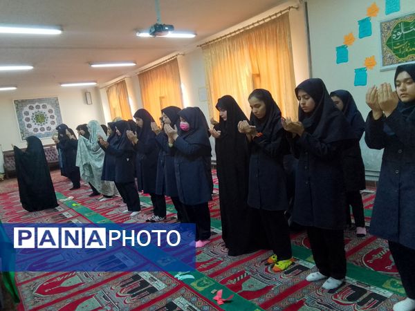 نماز جماعت رنگین در مدرسه‌ مدرس تبریز