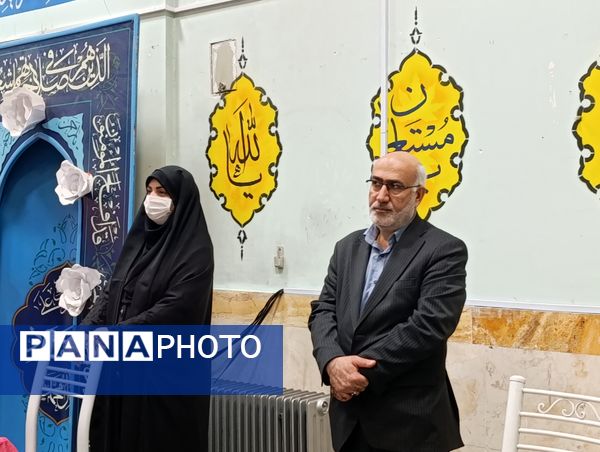 همخوانی سرود «ایرانمون» در دبیرستان حضرت معصومه (س) ناحیه 4 کرج 