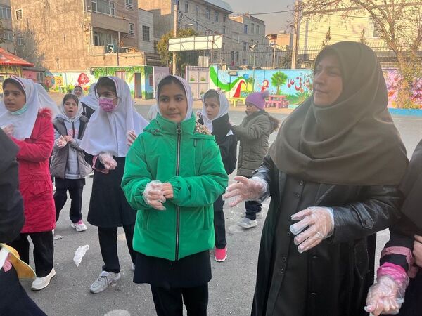 پاکسازی حیاط مدرسه و جمع‌آوری زباله‌ها توسط مدیر و معاونان و مربی و دانش‌آموزان