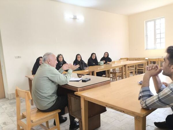 جلسه انجمن اولیا و شورای دانش آموزی در راستای برنامه‌ریزی هفته معلم