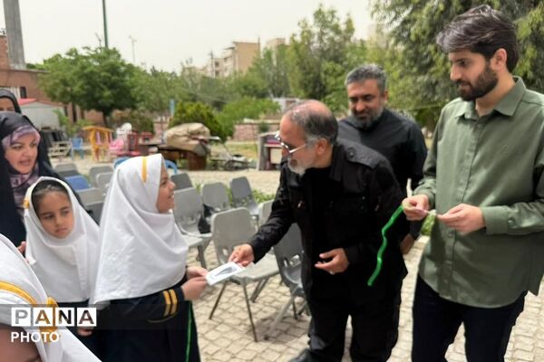 کاشت نهال در هفته معلم به نیابت از شهدای فرهنگی و دانش‌آموز در فرهنگسرای ولاء ناحیه دو شهرری 