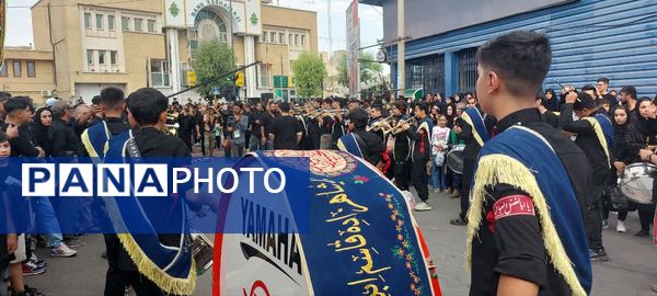 استقبال عزاداران حسینی از کاروان نمادین اسرای کربلا در قم