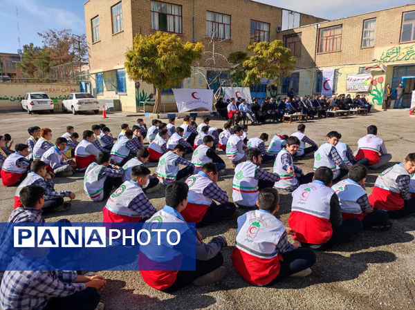 اجرای مانور زلزله در دبیرستان شهید مطهری شهر دستجرد قم