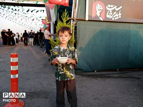  خدمت صادقانه خادمان و پذیرایی گرم از زائران در موکب تنکمان