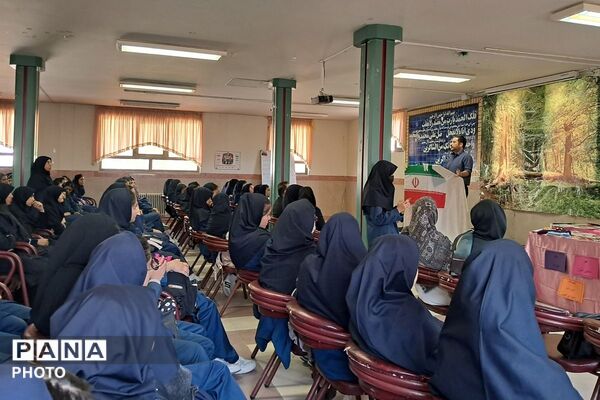 طرح «هر دانش‌آموز یک مهارت» با حضور کارآفرینان برتر شهرستان دماوند ، در دبیرستان احمد ابراهیمی