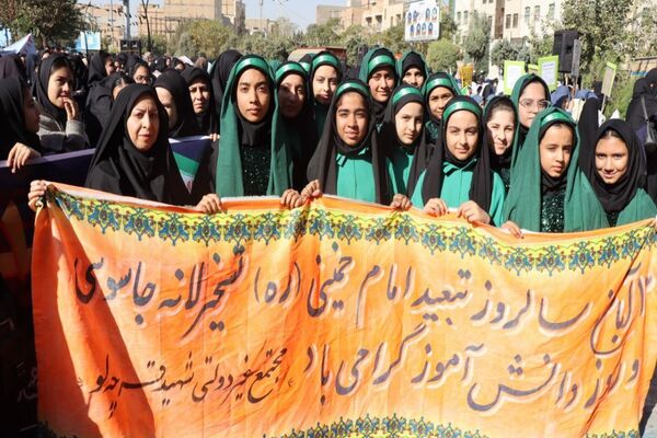 حضور پرشور دانش‌آموزان پاکدشتی در راهپیمایی روز ۱۳ آبان