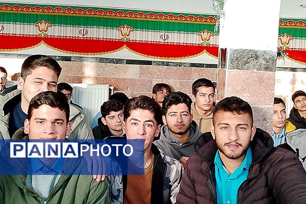 هنرنمایی دانش‌آموزان ناحیه دو شهرری در جشن انقلاب 