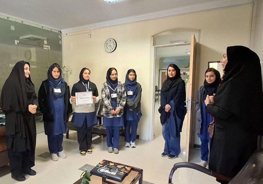 بازید جمعی از دانش آموزان همیار مشاور از مرکز مشاوره و خدمات روانشناختی استان و محل استقرار خط ملی نماد ۱۵۷۰