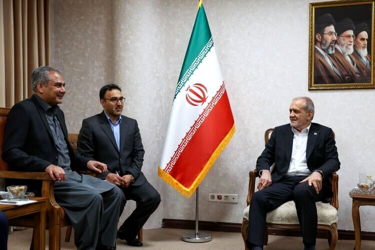 پزشکیان در دیدار وزیر کشور پاکستان بر تداوم گفت‌وگو و تقویت همکاری‌های منطقه‌ای تاکید کرد