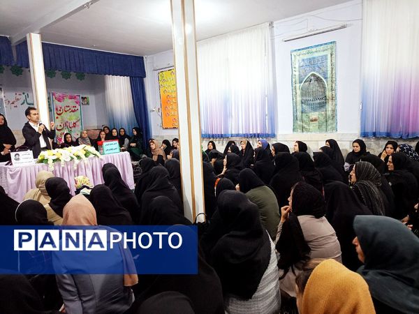 اولین جلسه انجمن اولیا دبستان سمیه کاشمر