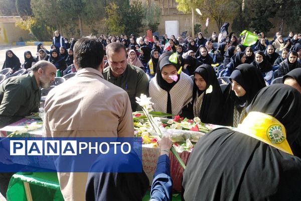 مزین شدن مدرسه حاج آقا توکلی به رایحه شهید گمنام 