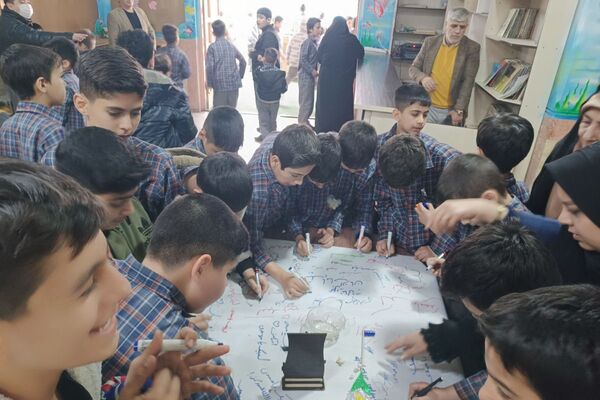"لبیک یا مهدی" دانش‌آموزان پیشوا در دبستان علامه طباطبایی