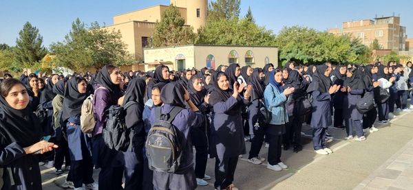 با آغاز سال تحصیلی جدید زنگ مهر و ایثار در دبیرستان موفقیان نظرآباد به صدا درآمد