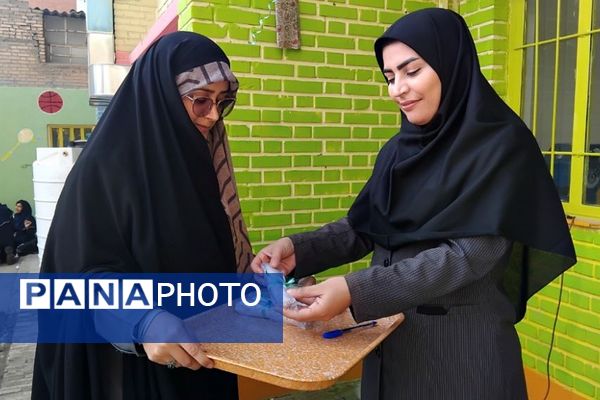 گرامیداشت هفته تربیت بدنی در مدارس دکتر رزمی و شهید مجید مجیدی ناحیه دو شهرری 