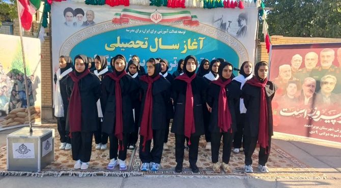 نواختن زنگ استانی مهر، ایثار و مقاومت در مدرسه نمونه دولتی ۹ دی به مناسبت آغاز سال تحصیلی و هفته دفاع مقدس