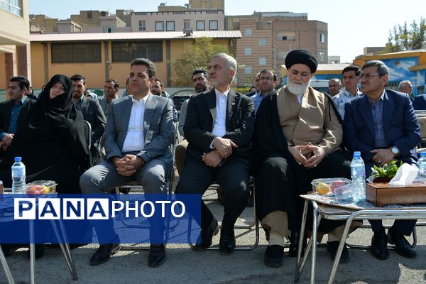حاج مجید خوئی و بانو کمپانی، سازندگان ۹ کلاس جدید برای دختران بهارستانی