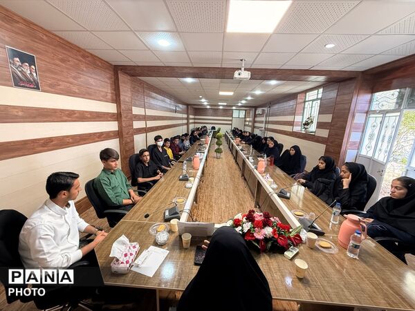 نشست صمیمانه دانش‌آموزان پانا با مسئول سازمان دانش‌آموزی شهرستان نهبندان
