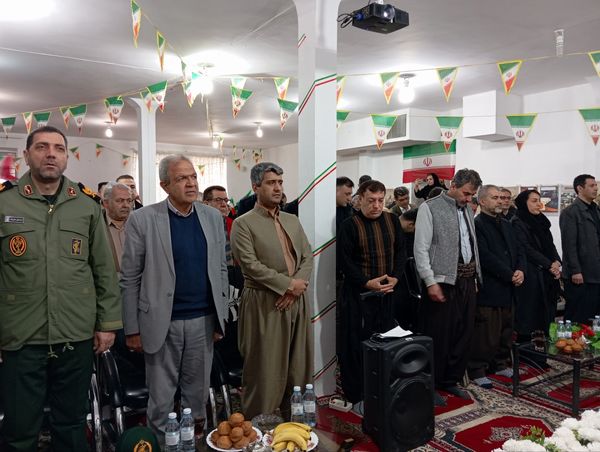 نواختن زنگ انقلاب در مدرسه قادر خانزاده شهرستان بانه